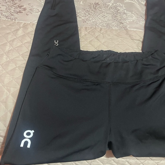 On Running Black Leggings - Picture 4 of 10